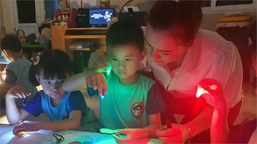 Cô và trò lớp Bunny 1 cùng nhau tham gia hội thi GVG của cô Đoan Trang với tiết học Khám phá “Sự kỳ diệu của ánh sáng nhân tạo” đã đạt giải Ba của hội thi